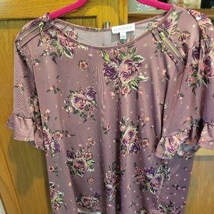 LG short sleeve top gold accents